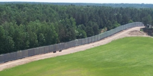 
                            
        						В конце июня Польша закончит строительство забора на границе с Беларусью                            
						