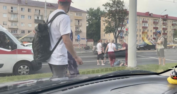 В Беларуси двое мужчин подрались прямо на проезжей части. Всё закончилось приступом у одного из них (Видео)