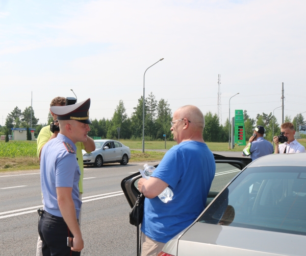В Гродно ГАИ и милиция интересовались самочувствием водителей и давали в дорогу минералку (Видео)