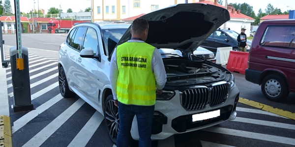 
                            
        						Польские пограничники в "Бобровниках" изъяли у белоруса BMW: один из самых дорогих, остановленных в этом году                            
						