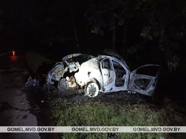 Страшное ДТП под Гомелем: заживо сгорел 21-летний водитель, пассажир — успел спастись