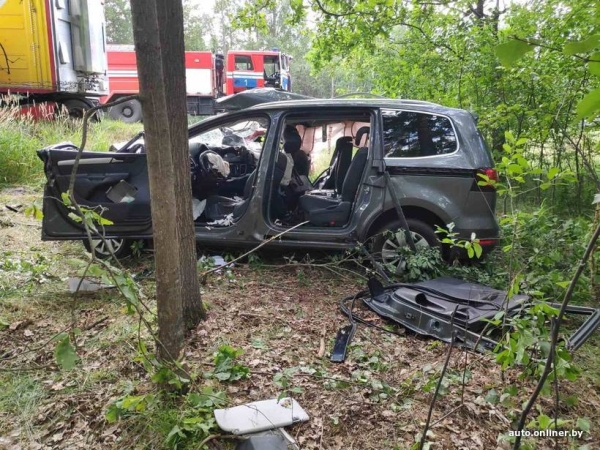 В Беларуси мать за рулем VW Touran выехала под фуру — погибла сама, 8-летняя дочь умерла в больнице