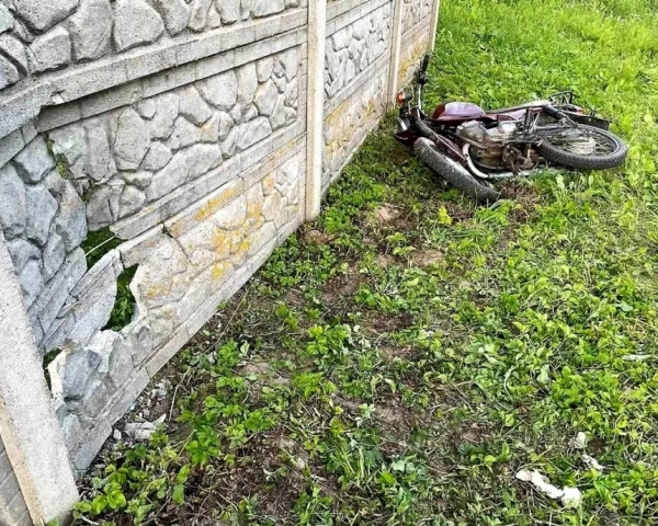 В Беларуси 13-летняя девочка на мотоцикле врезалась в бетонный забор — и попала в больницу