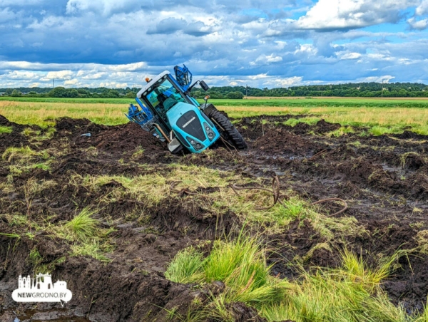 
                            
        						В поле под Гродно "затонул" трактор                            
						