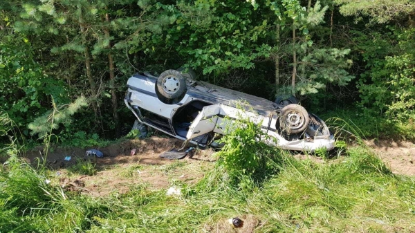 Под Волковыском Volkswagen съехал в кювет после опасного обгона — пострадала пассажирка