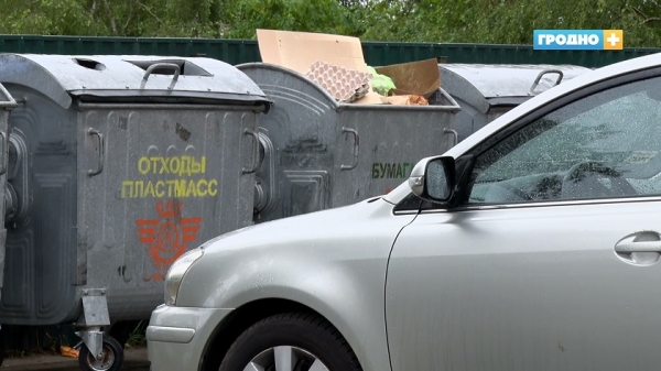 В каждом втором дворе – нарушения. Почему водители в Гродно всё ещё паркуются возле мусорок?