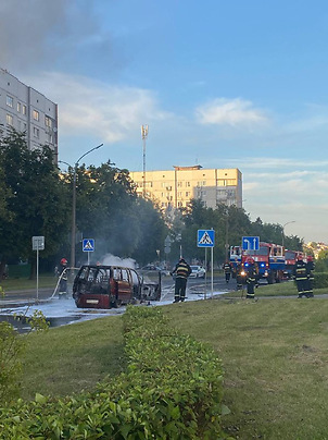 
                На Калиновского открытым пламенем горел автомобиль
                
                
            