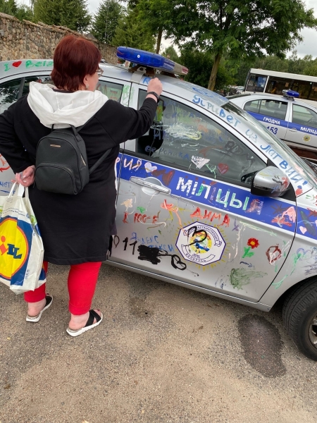 В «Коробчицах» под Гродно дети и взрослые разрисовали автомобиль ГАИ… на развлекательном мероприятии