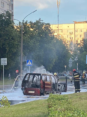 
                На Калиновского открытым пламенем горел автомобиль
                
                
            