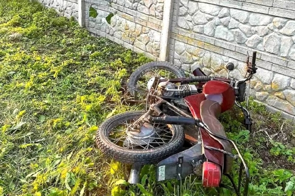 В Беларуси 13-летняя девочка на мотоцикле врезалась в бетонный забор — и попала в больницу