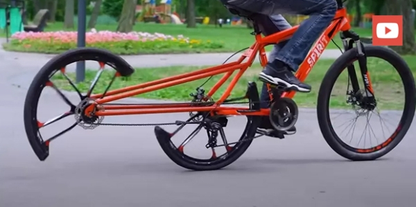 
                            
        						Математик собрал велосипед, разделив заднее колесо на две половинки                            
						
