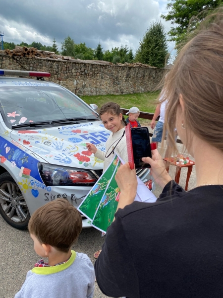 В «Коробчицах» под Гродно дети и взрослые разрисовали автомобиль ГАИ… на развлекательном мероприятии