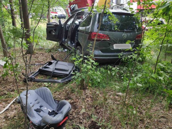 В Беларуси мать за рулем VW Touran выехала под фуру — погибла сама, 8-летняя дочь умерла в больнице