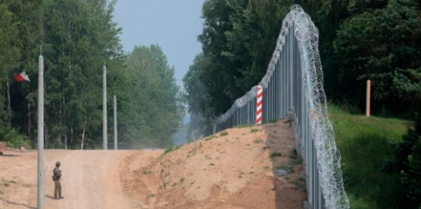 
                            
        						Мигранты перебираются через забор на границе с помощью лестниц и даже показывают, как можно обойтись без приспособлений                            
						