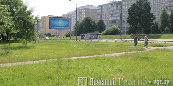 
                            
        						Место под солнцем: жители Фолюша в Гродно не хотят парковку напротив своих окон                            
						