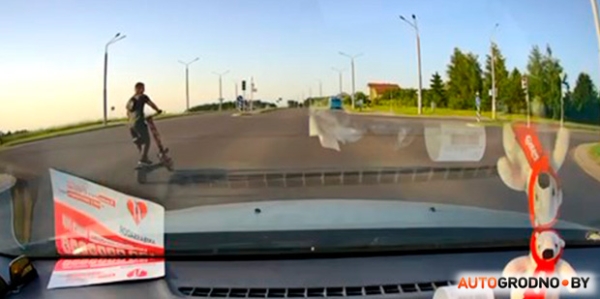 
                            
        						Разогнался под 90 км/ч на самокате - видео из Гродно                            
						