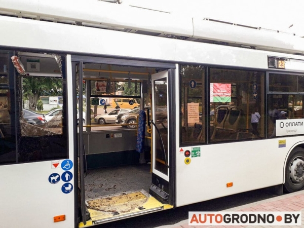 
                Случай в Гродно: у грузовика лопнуло колесо — в ехавшем троллейбусе осыпались стекла и поранили лицо девушки
                
                
            