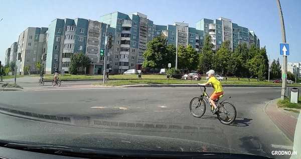 
                В Гродно ребенок едва не попал под колёса на перекрестке Курчатова-Тавлая. Или почему велосипедистам все-таки нужно спешиваться
                                    
                
                
            