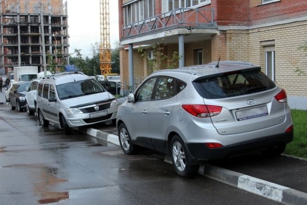 Вопросы добрососедства: где и как в жилой зоне можно парковать автомобиль?