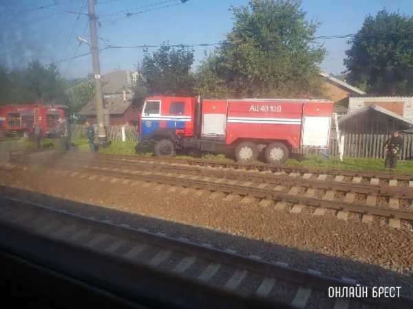 Осталась только груда металла: в Беларуси поезд на переезде смял легковушку