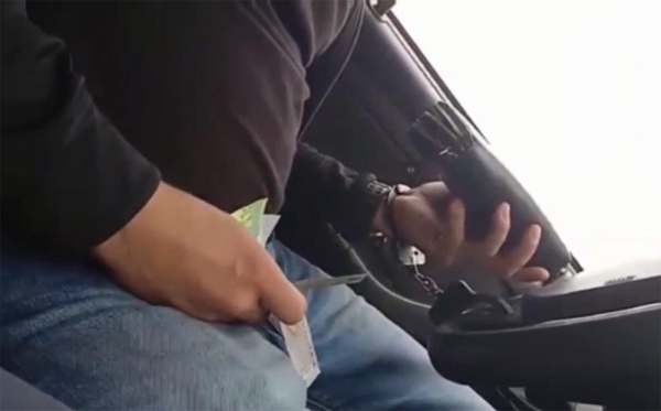 «Порешаем вопрос?». В Беларуси пьяный водитель попытался дать взятку участковому (Видео)