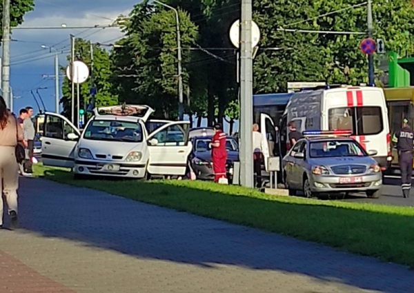 Серьезная авария на проспекте Космонавтов: одна из машин вылетела на газон