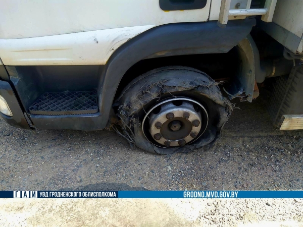 
                Под Сморгонью у грузовика лопнуло колесо и он только чудом не устроил лобовое ДТП
                
                
            