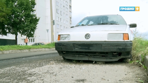 
                В Гродно дорожники положили асфальт вокруг припаркованного авто
                
                
            