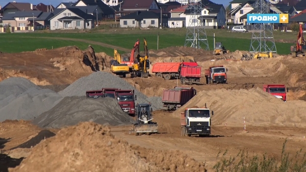 
                Строительство объездной дороги в Гродно идёт полным ходом: уже сооружают земляное полотно
                
                
            