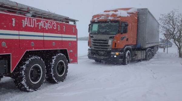 Сотрудники МЧС Гродненской области 15 раз буксировали большегрузы, застрявшие в снегу