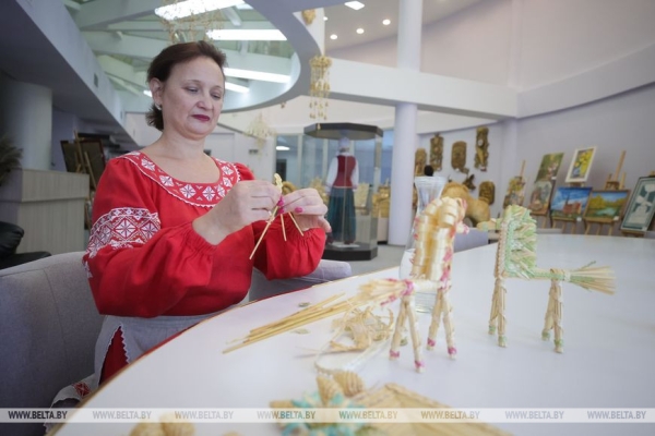 В Гродненской области ремеслом соломоплетения занимаются более 50 мастеров
