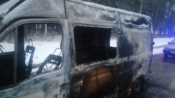 В Ивьевском районе на ходу загорелся микроавтобус