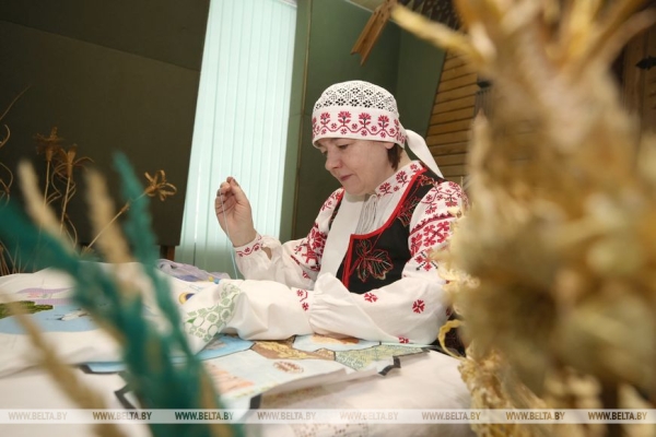 Более 10 вышивальщиц Гродненской области создают панно-карту "Культурная спадчына Беларусі"