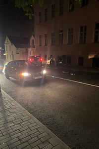 
                Ночью прямо в центре Гродно легковушка влетела в столб — пассажира зажало в салоне
                
                
            