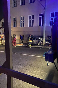
                Ночью прямо в центре Гродно легковушка влетела в столб — пассажира зажало в салоне
                
                
            